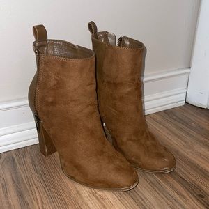 Dauphine style heeled bootie